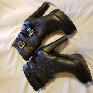 Size 6 Steve Madden (gently loved) sexy buckle ank